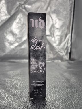 The Urban Decay De-Slick Oil-Control Makeup Setting Spray - New
